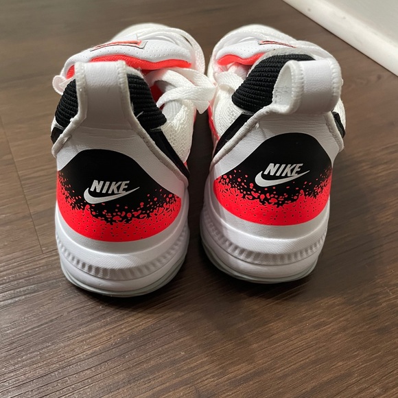 Lebron James Nike Tennis Shoes 3Y